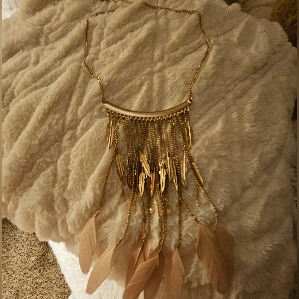 NEW YORK AND COMPANY Sexy Gold Draping Necklace Peach Colored Feathers 21" - Picture 5 of 6